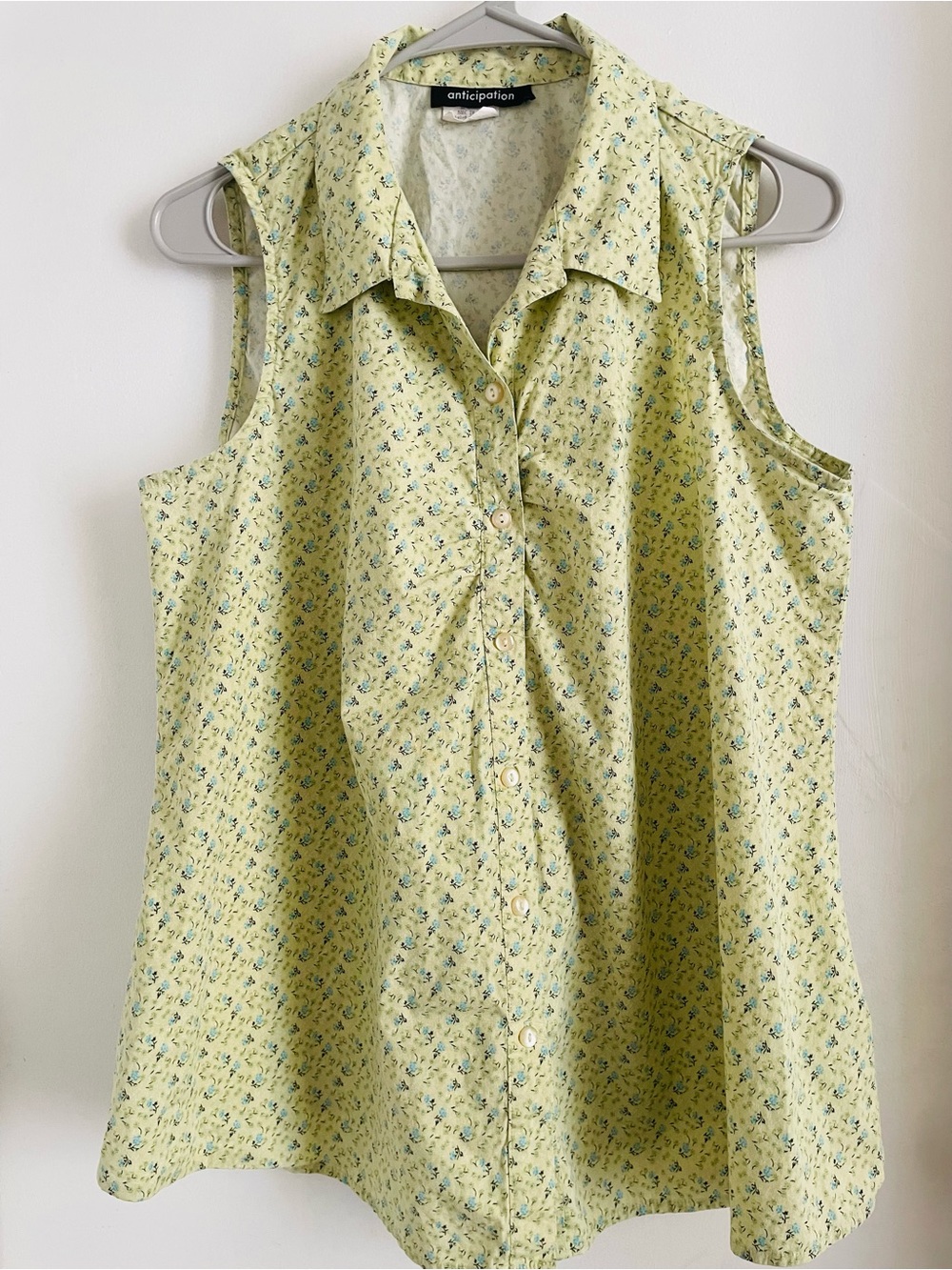 Sleeveless Button-Front Blouse in Pale Yellow Floral